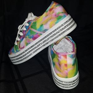 Size 8.5 Betsey Johnson Peaze Sneaker